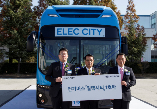 16일 현대자동차 전주공장에서 상용사업본부장 유재영 전무(가운데)가 대진여객 조현욱 대표(왼쪽)와 동남여객 성현도 대표에게 전기버스 일렉시티 1호차를 전달하고 기념촬영을 하고 있다. <현대자동차 제공>